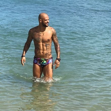 Preocupado? Felipe Melo esquece Palmeiras e curte praia no Ceará 