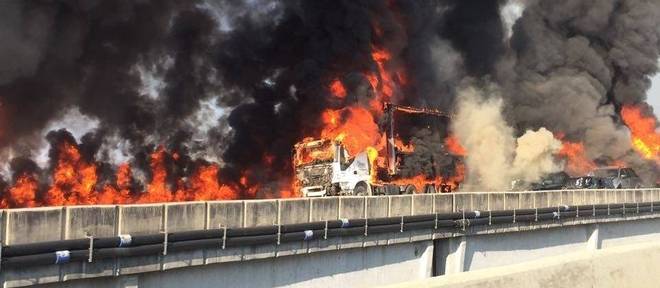 As chamas se espalharam pelo viaduto e atingiram os veículos que se envolveram