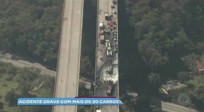 O acidente aconteceu em um trecho de viaduto por volta das 7h desta quarta-feira (30)