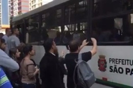 População em volta de ônibus onde ocorreu o crime