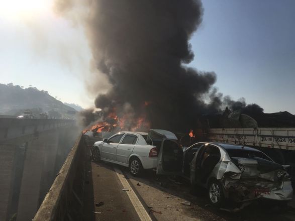 Durante o engavetamento, dois carros pegaram fogo e as chamas atingiram uma carreta que transportava tinta