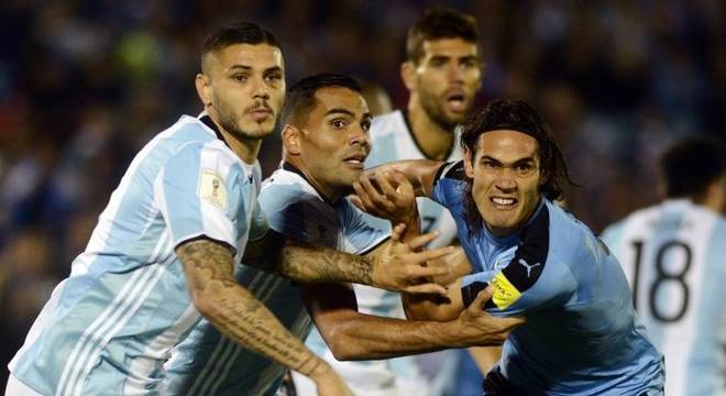 Argentina e Uruguai fizeram um jogo bastante brigado em Montevidéu
