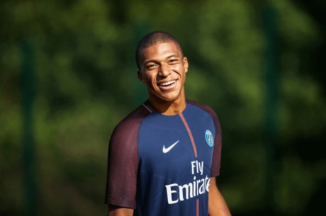 Mbappé assinou com o PSG e trocou de time na França