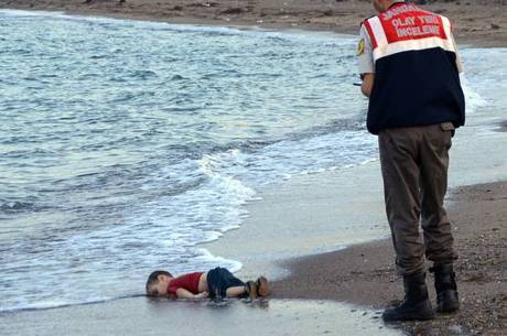 Alan Kurdi morreu aos três anos de idade afogado no mar entre a Turquia e a Grécia; foto da criança na praia comoveu o mundo Alan Kurdi morreu aos três anos de idade afogado no mar entre a Turquia e a Grécia; foto da criança na praia comoveu o mundo