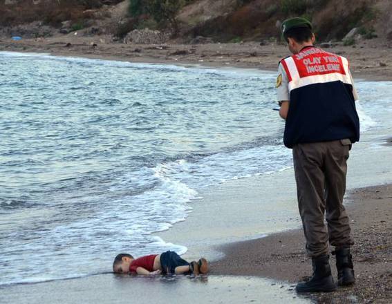 Em 2 de setembro de 2015, uma foto de Alan Kurdi, garoto sírio de três anos que morreu afogado no mar entre a Turquia e a Grécia, comoveu o mundo. A imagem — que mostra o corpo de Kurdi, de bruços, retido na faixa de areia enquanto é observado por um policial turco — se tornou uma espécie de símbolo do drama enfrentado pelas crianças
que vivem em situação de guerra