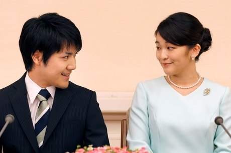 Mako irá se casar com Kei Komuro, que trabalha em um escritório de advocacia
