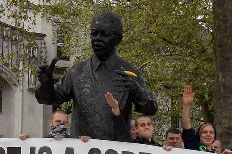 Membros do grupos radical Ação Nacional durante protesto contra a estatua de Nelson Mandela
