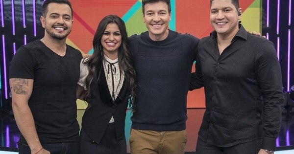 Fa Cantora De Henrique Diego Ganha Surpresa Da Dupla E Mostra Seu Talento No Hora Do Faro Recordtv R7 Hora Do Faro fa cantora de henrique diego ganha
