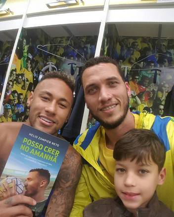 Um dos poucos sobreviventes da trag&eacute;dia com o avi&atilde;o da Chapecoense, o zagueiro Neto lan&ccedil;ou o seu livro 'Posso crer no amanh&atilde;' na &uacute;ltima quinta-feira (7), no Rio de JaneiroEsportesR7 no YouTube. Inscreva-se