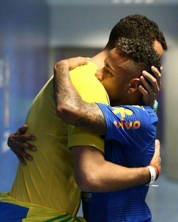 Amigo de Neymar desde os tempos de Santos, ele compareceu ao vesti&aacute;rio da sele&ccedil;&atilde;o brasileira no jogo contra o Equador pelas Eliminat&oacute;rias, em Porto Alegre