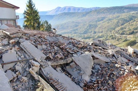 Um morador de L'Aquila viu as luzes duas horas antes do sismo e levou sua família para um local seguro
