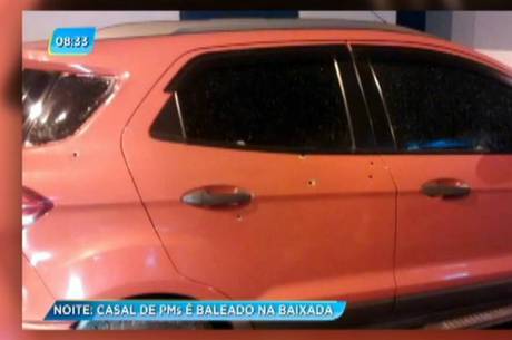 Carro de PM foi alvejado em São João de Meriti Carro de PM foi alvejado em São João de Meriti