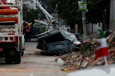Serviços de emergência trabalham para resgatar vítimas do terremoto 
