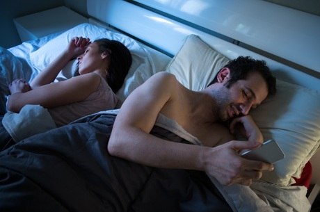 Uso de celular na cama é péssimo para sono