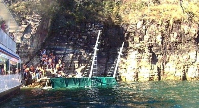 Todos na escuna estariam usando o colete salva-vidas e ninguém se feriu no acidente