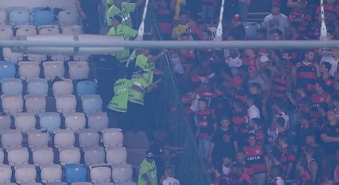 Torcedores do Flamengo brigaram com policiais no Maracanã
