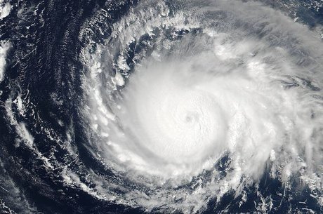 Imagens de satélite do furacão Irma no oceano