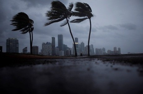 Furacão chegou ao Estado norte-americano da Flórida e já provoca fortes ventos e ondas gigantescas