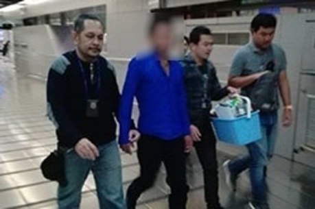 Brasileiro (de camisa azul) foi preso logo no aeroporto