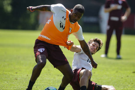 Rodrigo Caio derrubou Maicosuel em treino Rodrigo Caio derrubou Maicosuel em treino