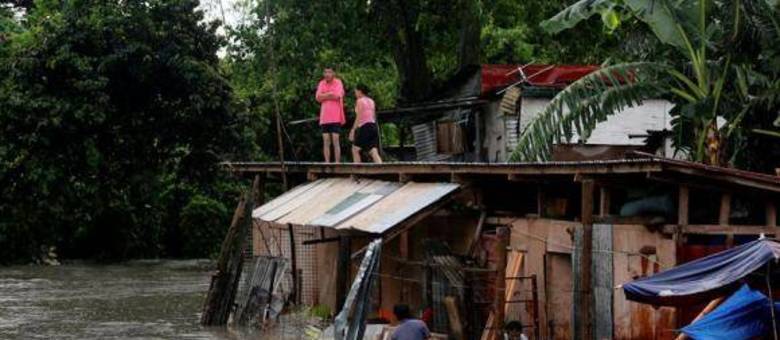 A cidade de Bacoor, nas Filipinas, ficou alagada com a passagem do Talim. O tufão se dirige agora para a China
A cidade de Bacoor, nas Filipinas, ficou alagada com a passagem do Talim. O tufão se dirige agora para a China