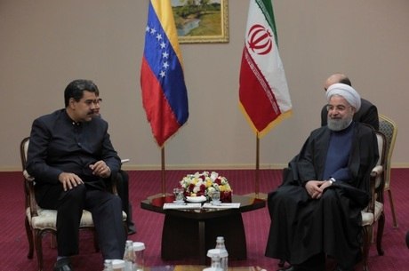 Nicolas Maduro, líder da Venezuela, ao lado do presidente iraniano Hassan Rouhani
