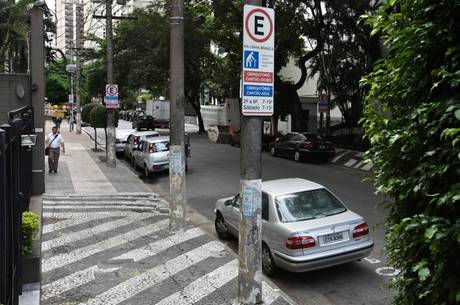 João Doria diz que vai aumentar fiscalização em vagas preferenciais João Doria diz que vai aumentar fiscalização em vagas preferenciais