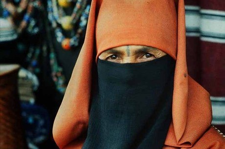 Nicabe cobre o rosto e só revela os olhos das mulheres muçulmanas