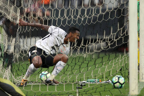 Gol de braço de Jô
fez Corinthians vencer Vasco por 1 a 0 Gol de braço de Jô
fez Corinthians vencer Vasco por 1 a 0