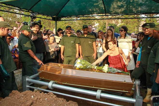 Corpo de Marcelo Rezende foi sepultado na tarde deste domingo (17) no Cemitério de Congonhas, em São Paulo 