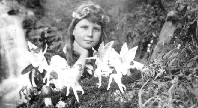 Griffiths e algumas 'fadas' em uma fotografia feita em 1917 por sua prima Elsie Wright com recortes de papel e hatpins