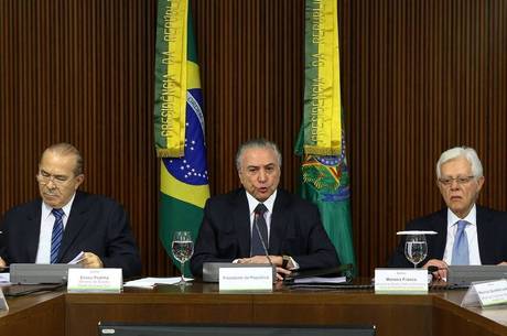 Além de Temer, Padilha e Moreira Franco também são apontados por Janot como integrantes do esquema de corrupção Além de Temer, Padilha e Moreira Franco também são apontados por Janot como integrantes do esquema de corrupção