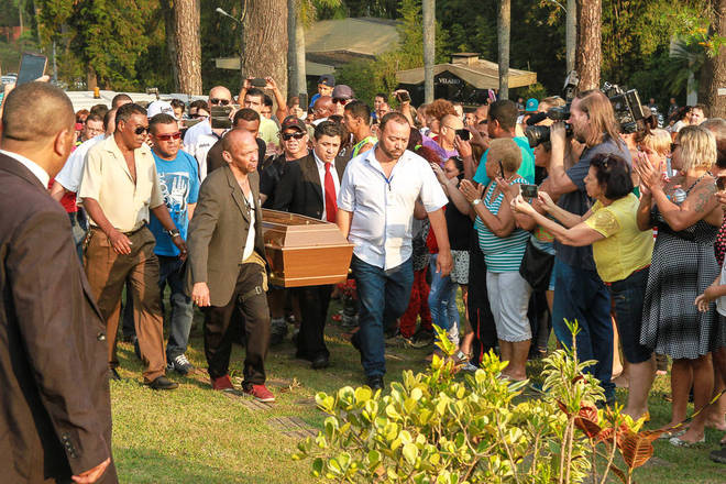 A cerimônia de sepultamento foi acompanhada apenas por amigos e familiares do jornalista 