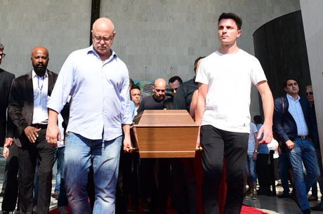 Caixão deixou a Assembleia Legislativa aplaudido pelos fãs que se aglomeravam na porta do local