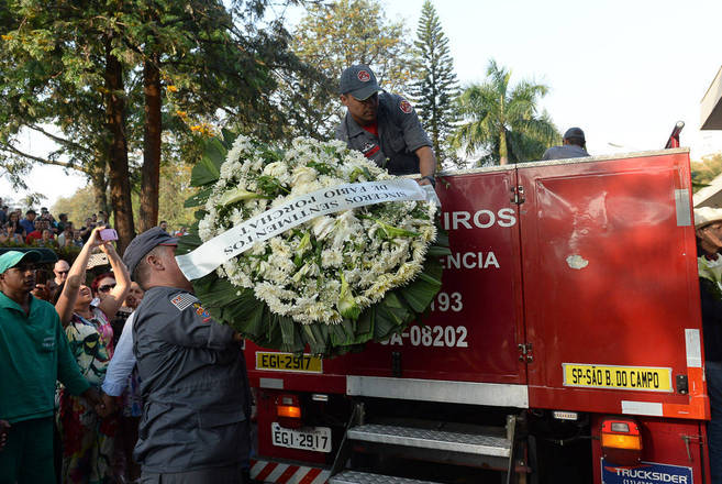 Fãs acompanharam a chegada do corpo de Marcelo Rezende ao Cemitério de Congonhas, na Zona Sul da Capital 