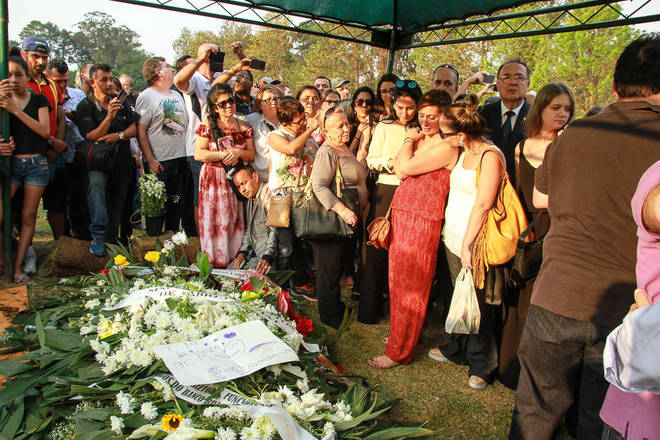 O corpo do jornalista Marcelo Rezende foi sepultado na tarde deste domingo (17), no Cemitério de Congonhas, na Zona Sul de São Paulo, em cerimônia fechada para amigos e familiares. Rezende faleceu neste sábado (16), aos 65 anos, vítima de um câncer. O sepultamento foi marcado por muita emoção 