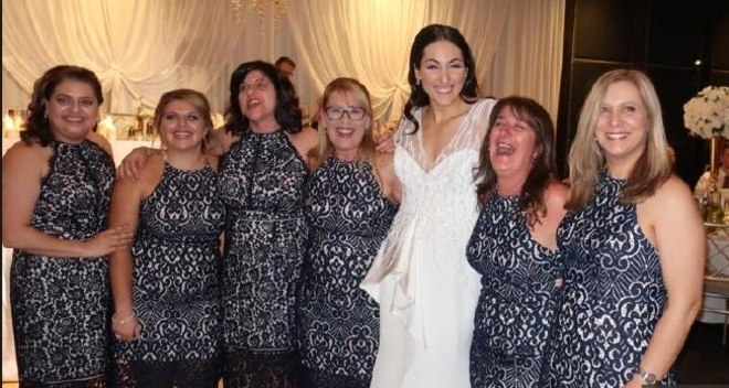 Não, essa foto acima não é a das damas de honra. A australiana Debbie Speranza foi ao casamento de Julia Mammone e Dominic Mammone, em Sydney, e encontrou outras cinco convidadas usando o mesmo vestido. Todas compraram a peça na mesma loja, e pegaram cada uma o equivalente a R$ 400. As seis mulheres levaram a coincidência no bom humor, e até tiraram fotos, dando risada sobre o ocorrido. A imagem postada no Facebook de Debbie viralizou