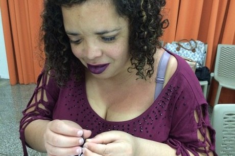 Geisa se prepara para aplicar cílios postiços