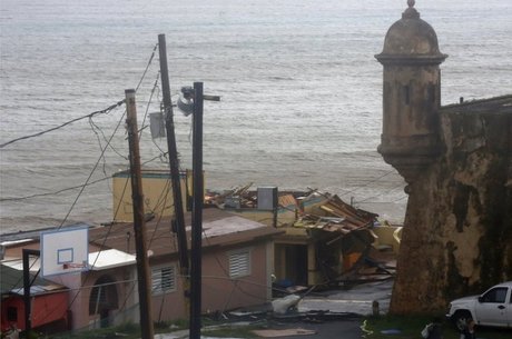 Furacão Maria derrubou paredes de várias casas<br />
