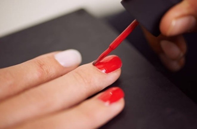 É
possível contrair vírus HIV em estúdios de tatuagem, manicures e consultórios
de dentista. VERDADE.
 

A professora
alerta que é possível contrair inclusive outras infecções graves como
hepatites. 

 

— Por isso, é
necessário que todos os aparelhos utilizados sejam descartáveis ou devidamente
esterilizados antes de serem utilizados novamente