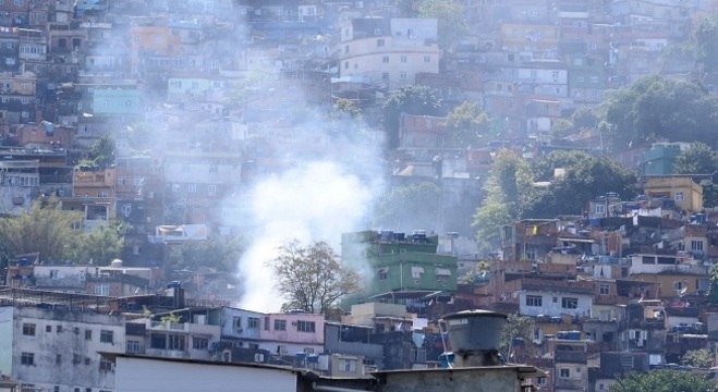 Barricadas com fogo foram montadas em vários pontos da favela