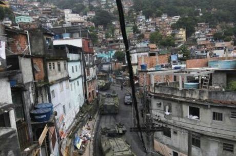 Imagens mostram traficantes armados na comunidade da Rocinha - RecordTV -  R7 Cidade Alerta RJ