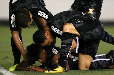 Peixe usou o seu terceiro uniforme, camuflado Peixe usou o seu terceiro uniforme, camuflado