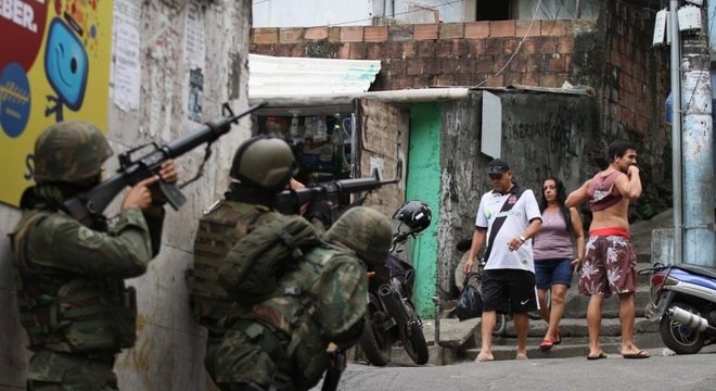 Exército na Rocinha: comunidade vive confronto entre traficantes