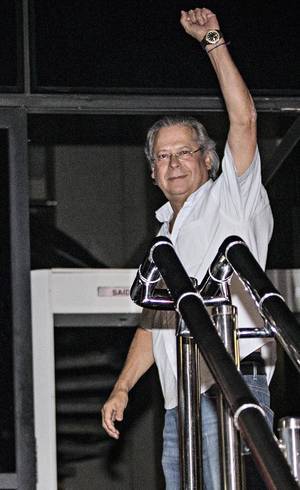 Dirceu cumpre pena fora da prisão, com tornozeleira eletrônica Dirceu cumpre pena fora da prisão, com tornozeleira eletrônica