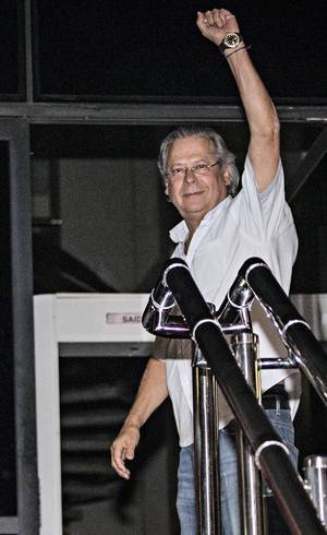 Dirceu cumpre pena fora da prisão, com tornozeleira eletrônica