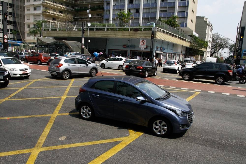 Falha causa 'apagão' de segundos em SP