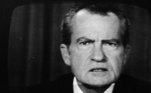Richard Nixon não entra na lista dos presidentes que sofreram impeachment, mas merece uma menção por ter sido o primeiro (e único) a renunciar ao cargo, justamente para não ser removido pelo Congresso. A queda de Nixon começou em 1972, quando estourou o escândalo de Watergate, no qual se descobriu um esquema em que funcionários do governo sabotaram o partido Democrata, além de ter plantado escutas na Casa Branca. Sem apoio no Congresso, ele deixou o cargo em 9 de agosto de 1974