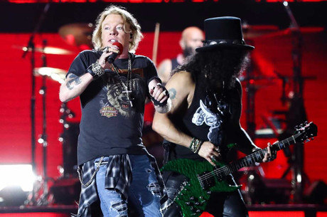 Axl e Slash no palco no estádio do Palmeiras