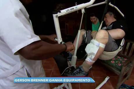 Aparelho permite aos cuidadores do ator transferi-lo da cadeira de rodas para outros ambientes Aparelho permite aos cuidadores do ator transferi-lo da cadeira de rodas para outros ambientes
